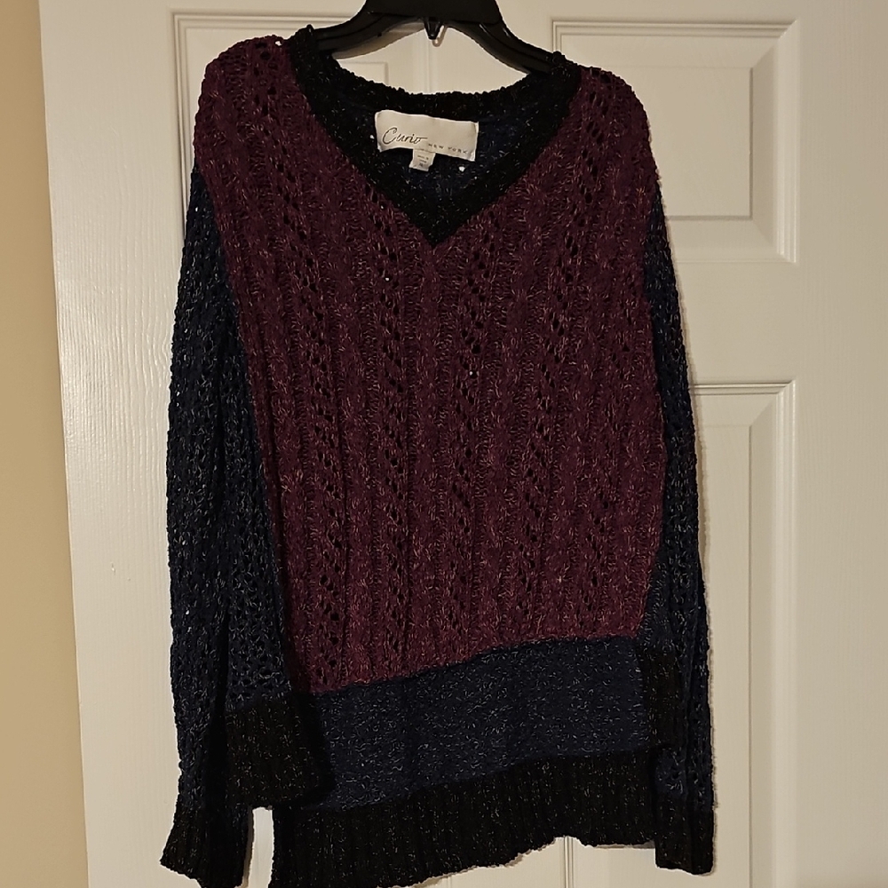 Caron by Drew Two-Tone V-Neck Cable Knit Sweater in Plum & Navy